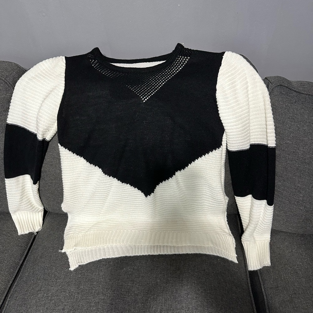 Ladies sweater black / white worn once fits like large